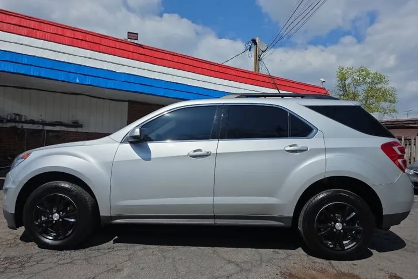 2017 Chevrolet Equinox LT photo 1