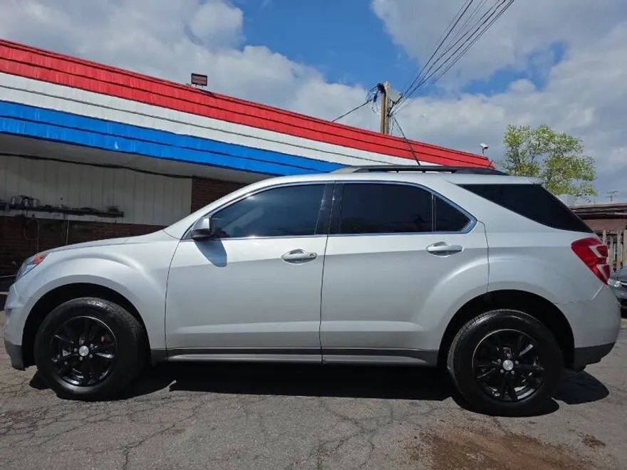 2017 Chevrolet Equinox LT photo 1