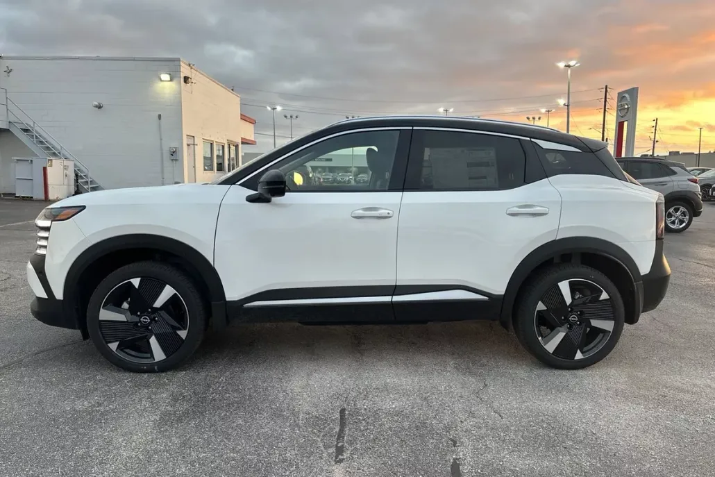 2025 Nissan Kicks SR photo 1