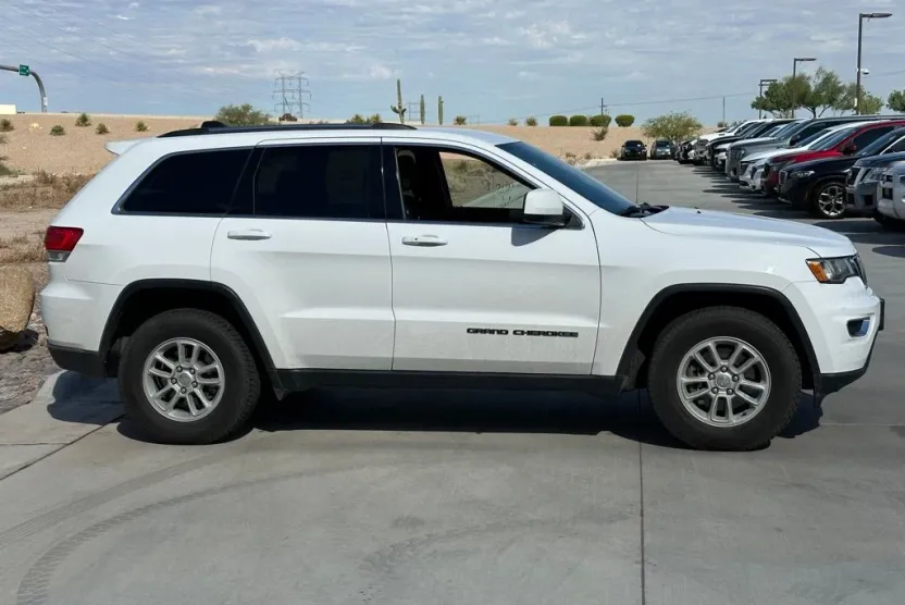 2019 Jeep Grand Cherokee Laredo E photo 1