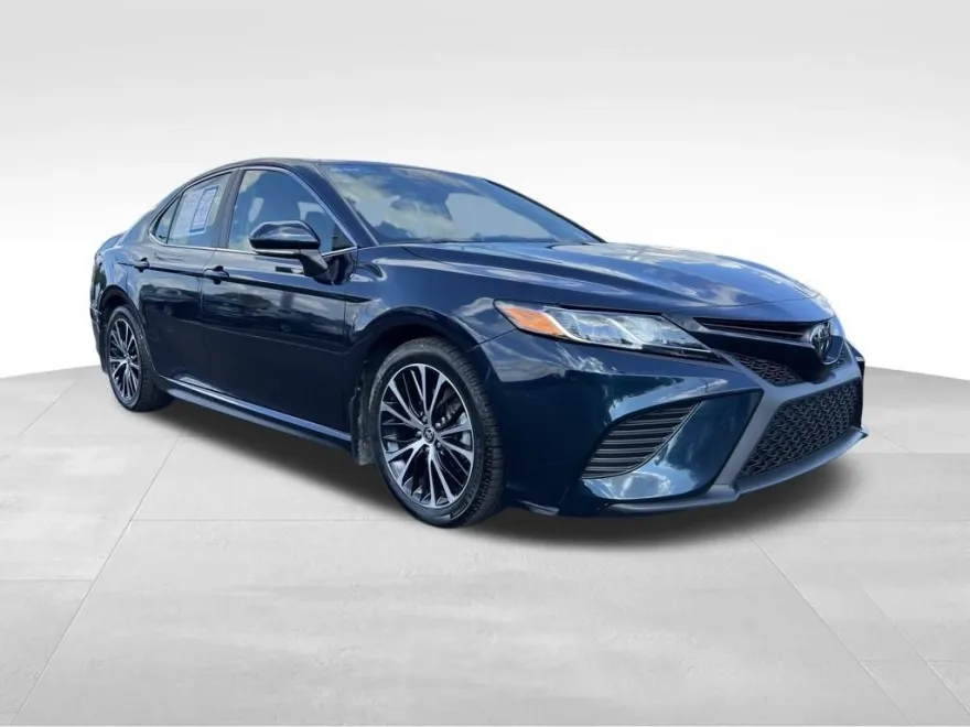 2020 Toyota Camry SE photo 1