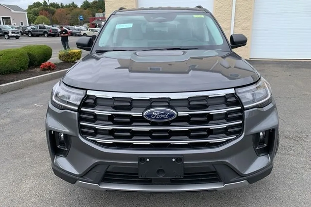 2025 Ford Explorer photo 1