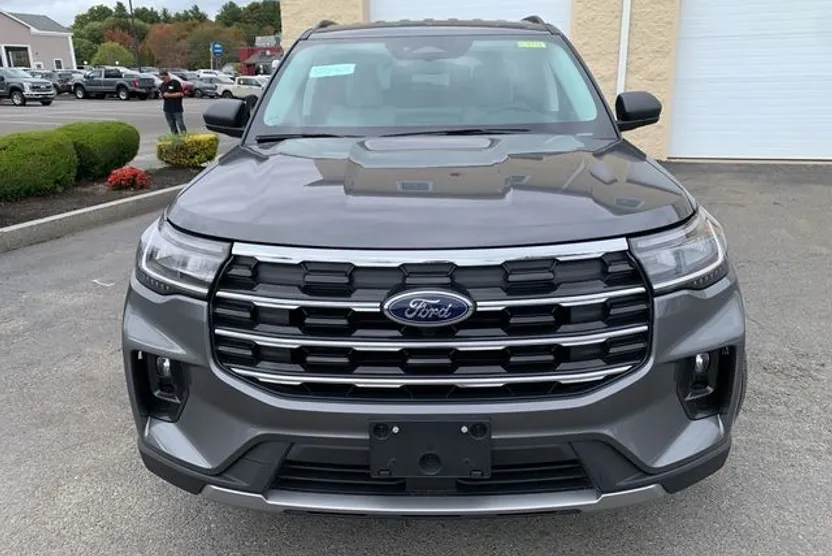 2025 Ford Explorer photo 1