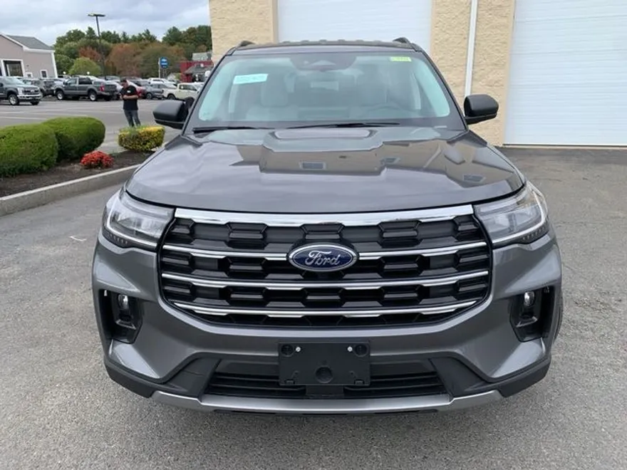 2025 Ford Explorer photo 1