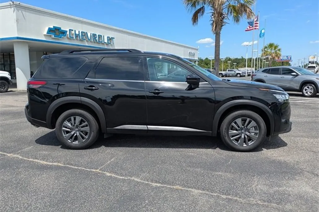 2022 Nissan Pathfinder SV photo 1