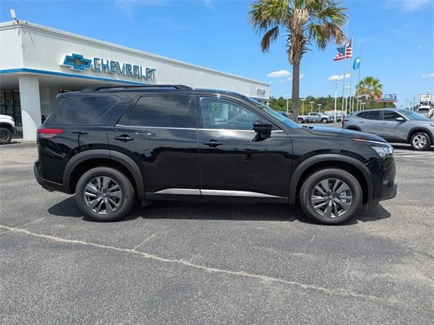2022 Nissan Pathfinder SV photo 1