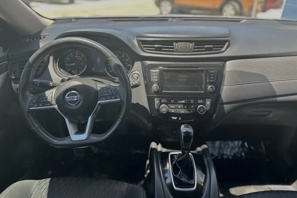 2018 Nissan Rogue SV photo 1