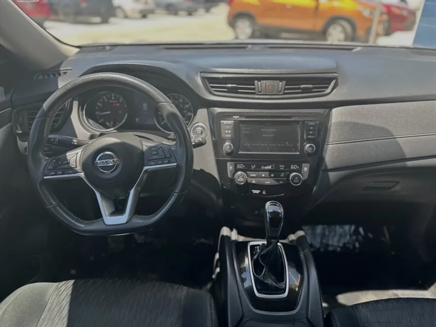 2018 Nissan Rogue SV photo 1