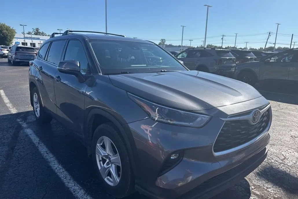 2021 Toyota Highlander LE photo 1
