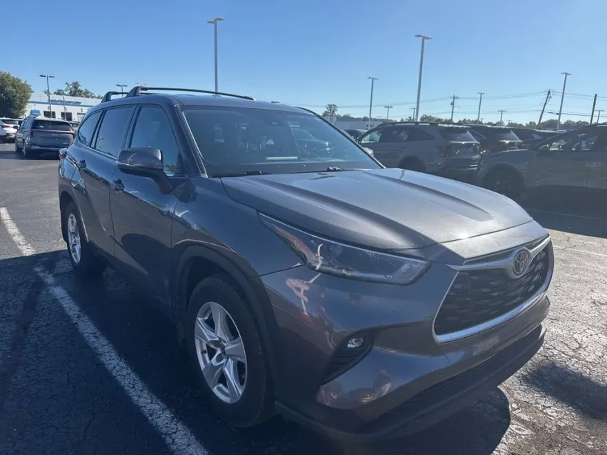2021 Toyota Highlander LE photo 1