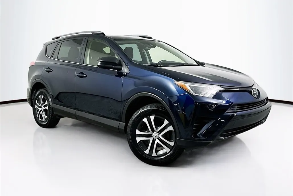 2018 Toyota RAV4 LE photo 1