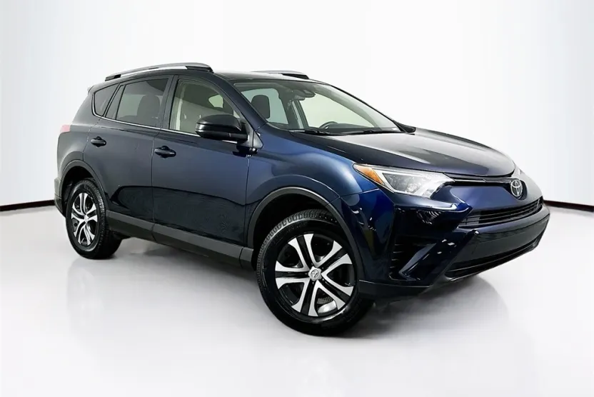 2018 Toyota RAV4 LE photo 1