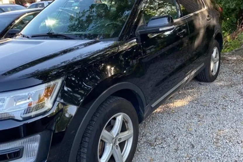 2017 Ford Explorer XLT photo 1