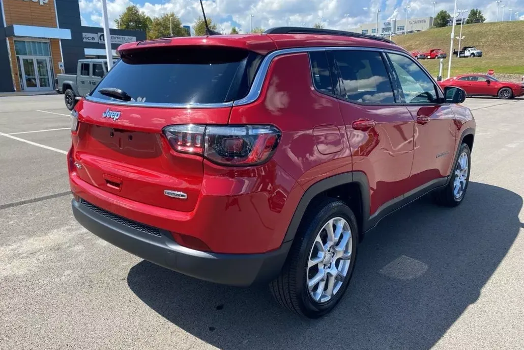 2023 Jeep Compass Latitude Lux photo 1