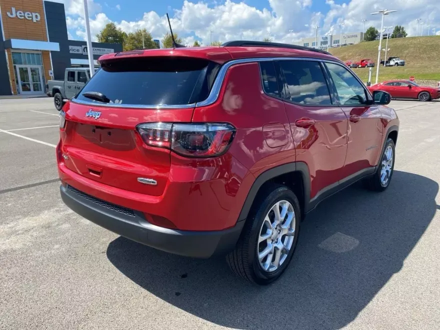 2023 Jeep Compass Latitude Lux photo 1