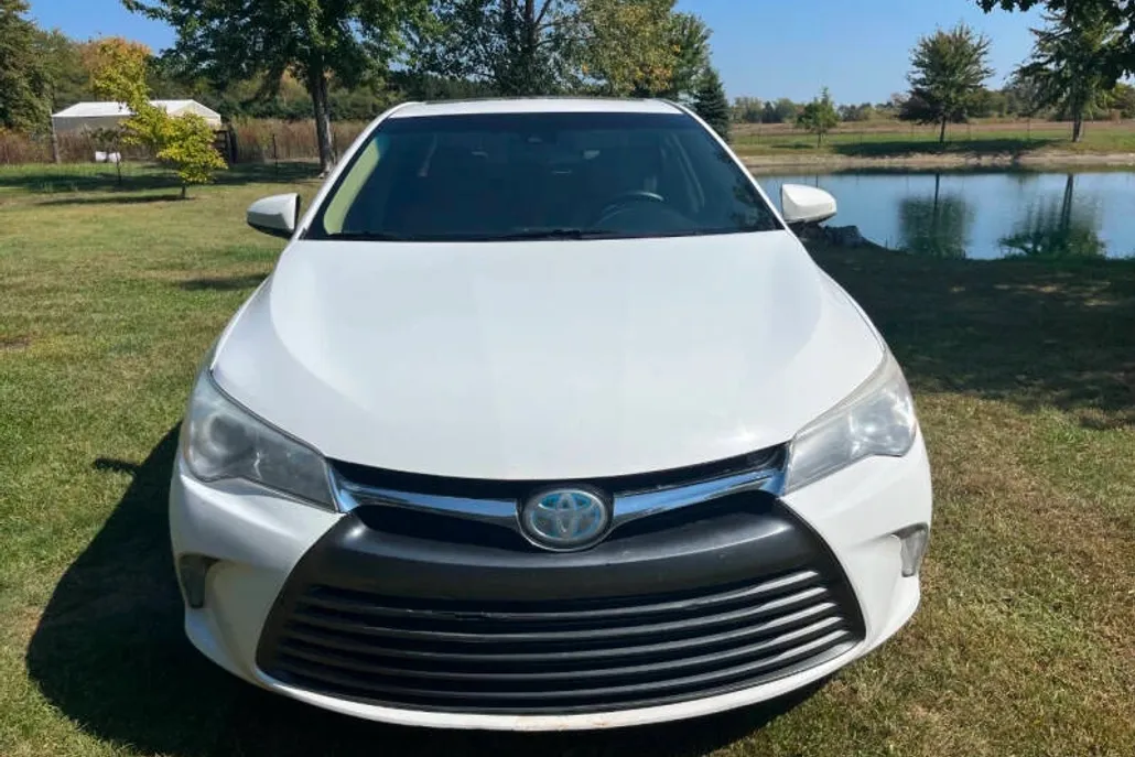 2017 Toyota Camry SE XLE Hybrid photo 1