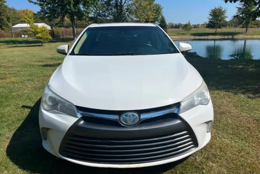 2017 Toyota Camry SE XLE Hybrid photo 1