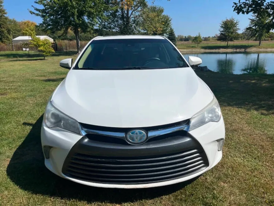 2017 Toyota Camry SE XLE Hybrid photo 1