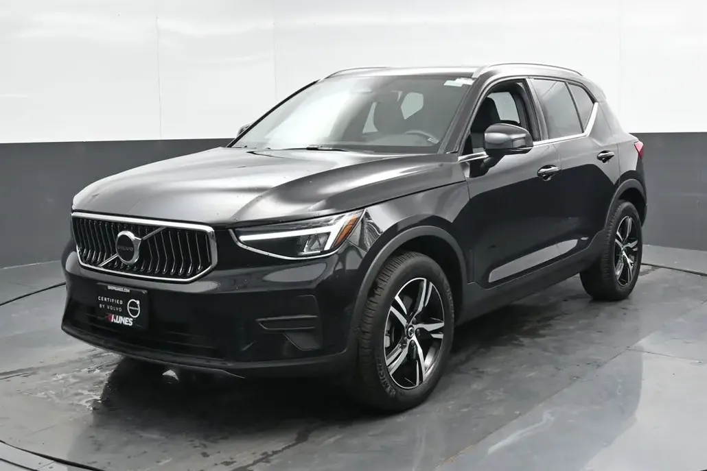 2025 Volvo XC40 Core photo 1