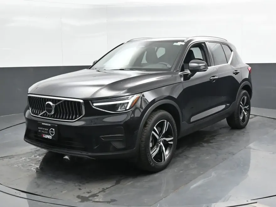 2025 Volvo XC40 Core photo 1