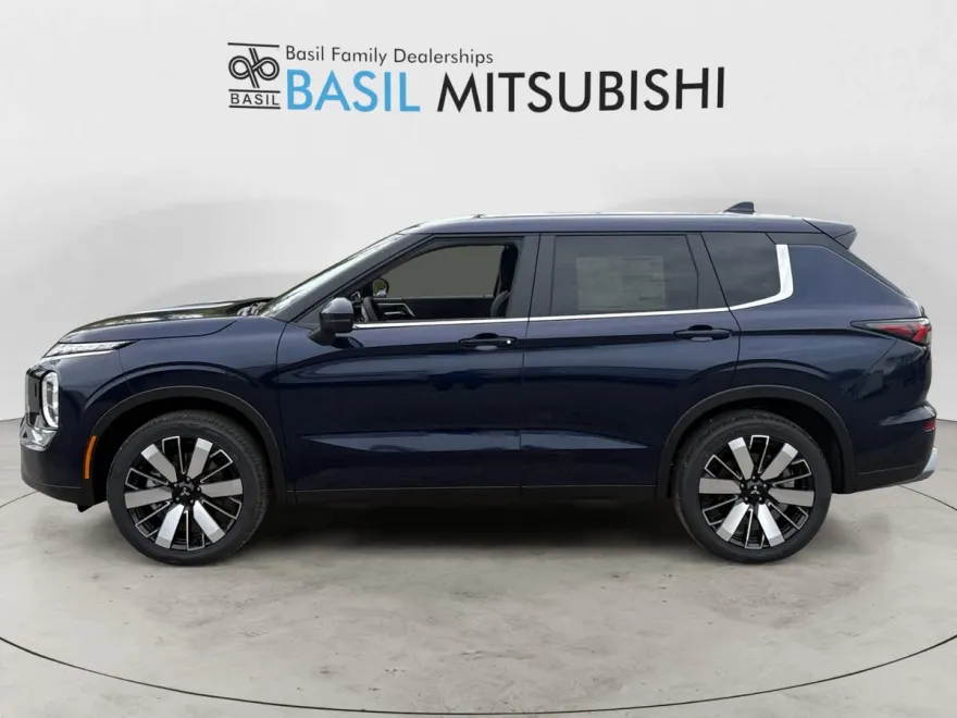 2025 Mitsubishi Outlander SE photo 1