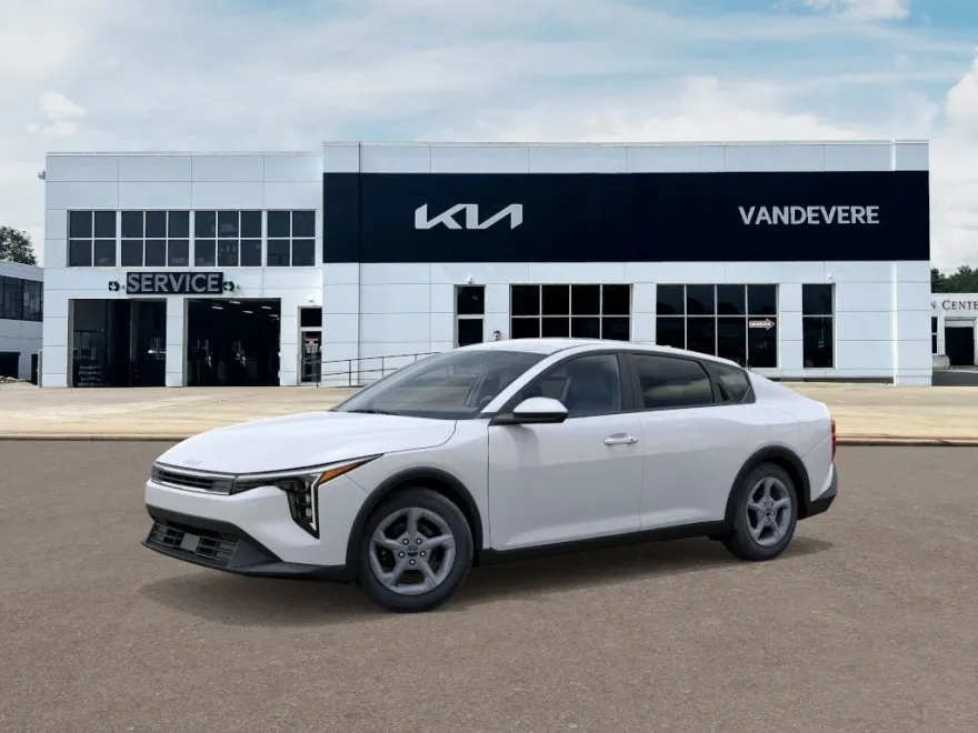 2025 Kia K4 LXS photo 1