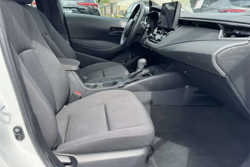 2024 Toyota Corolla LE photo 1