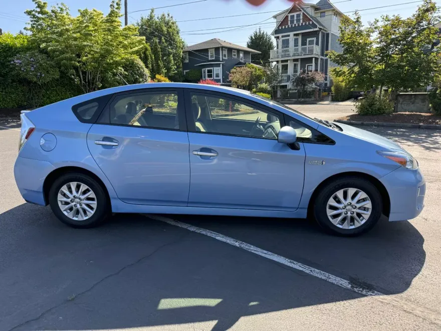 2015 Toyota Prius Plug-in Hybrid Advanced photo 7