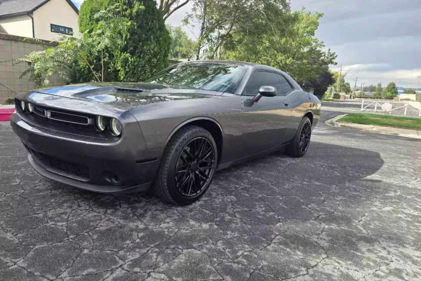 2016 Dodge Challenger SXT photo 1