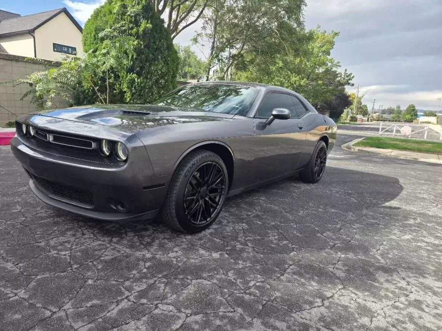 2016 Dodge Challenger SXT photo 1
