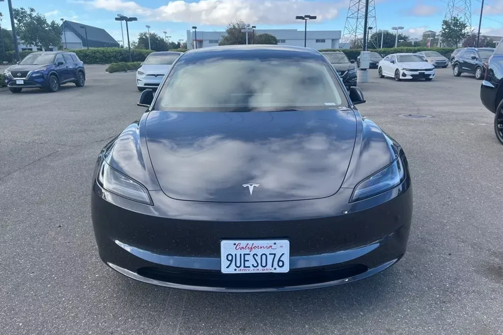 2025 Tesla Model 3 Long Range photo 1
