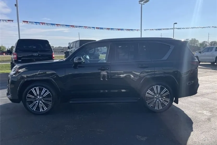 2022 Lexus LX 600 Luxury photo 1