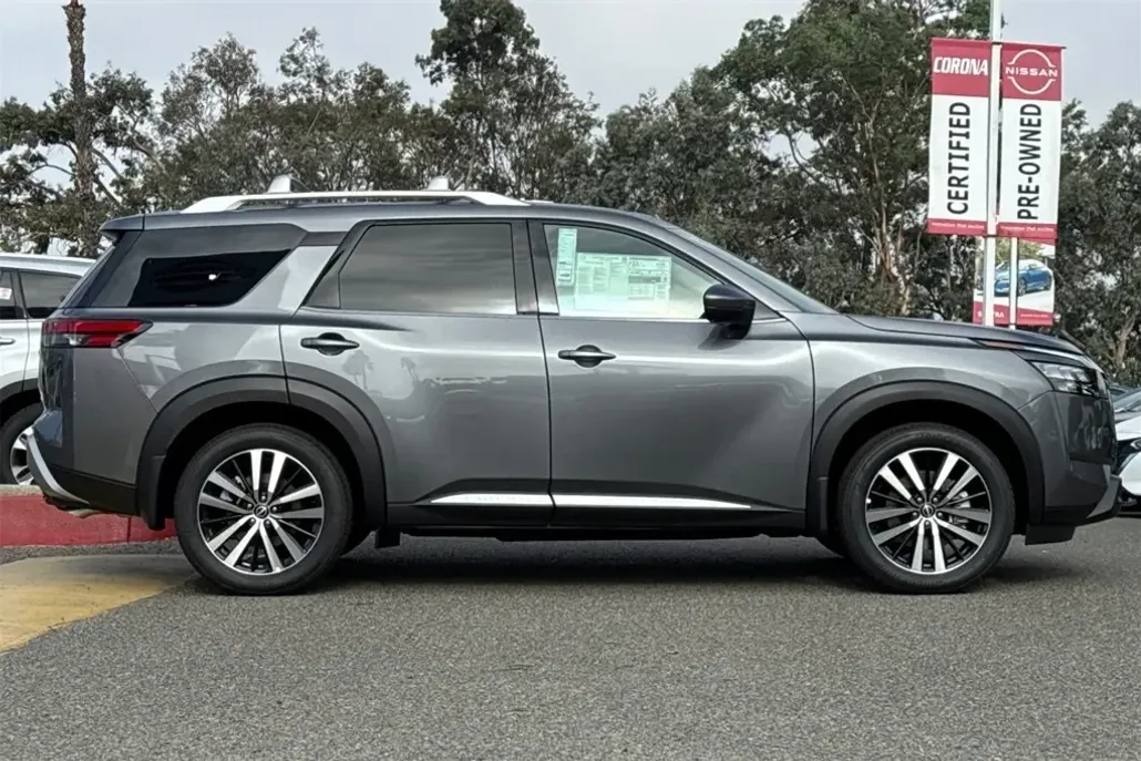 2025 Nissan Pathfinder Platinum photo 1