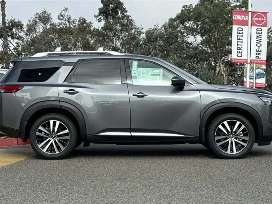 2025 Nissan Pathfinder Platinum photo 1