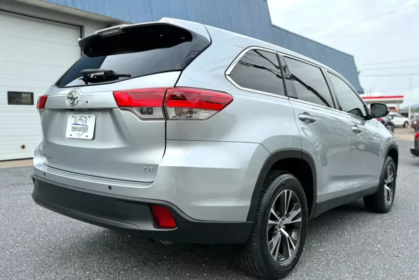 2019 Toyota Highlander LE Plus Sport photo 1