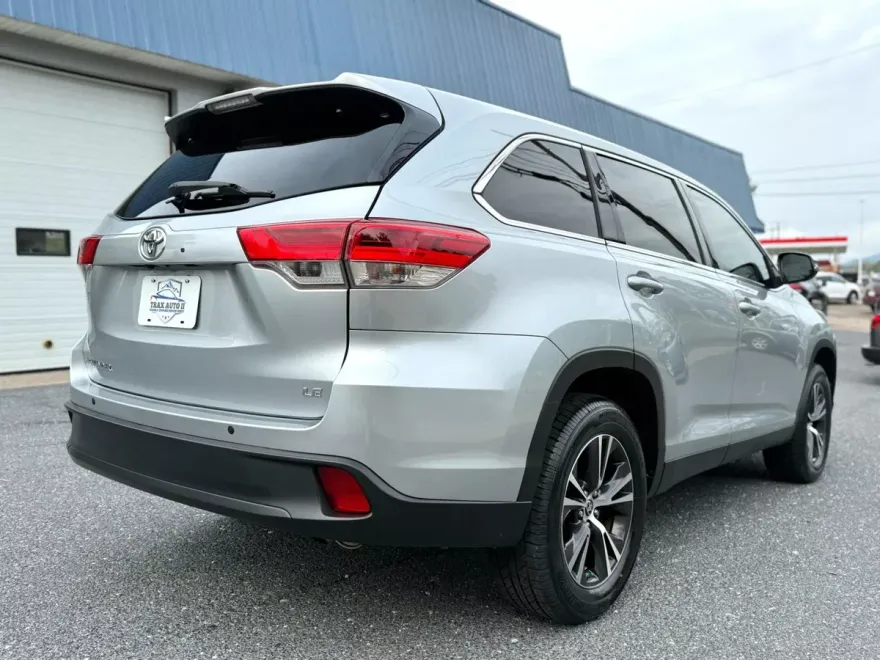 2019 Toyota Highlander LE Plus Sport photo 1