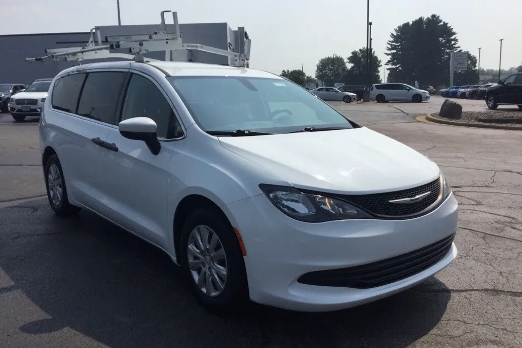 2020 Chrysler Voyager L photo 1