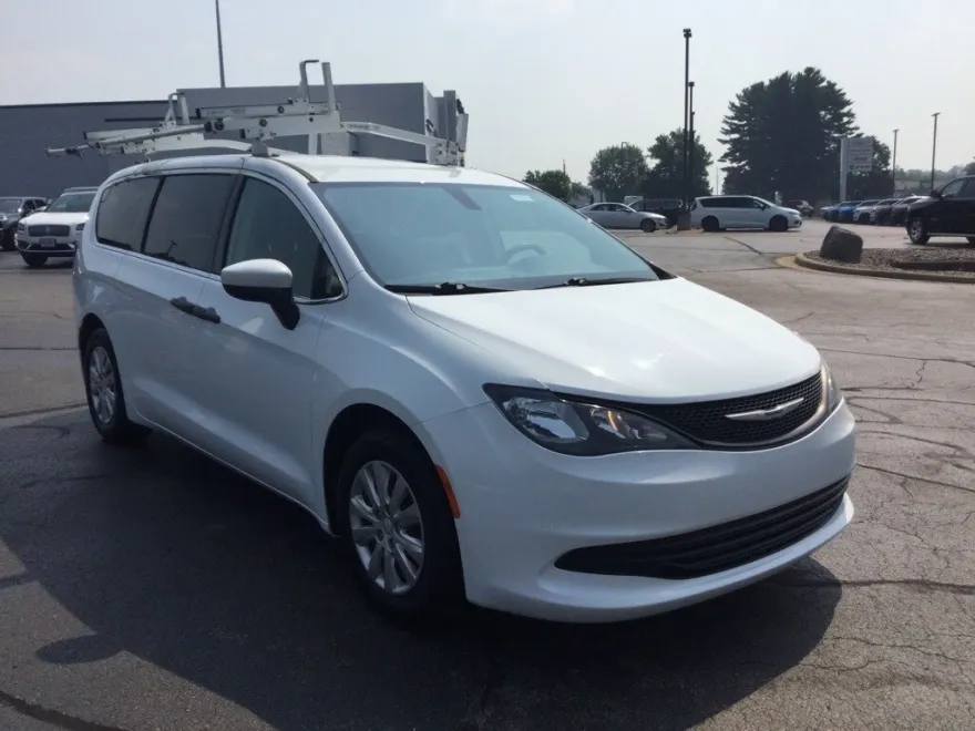 2020 Chrysler Voyager L photo 1