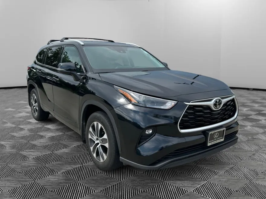 2022 Toyota Highlander XLE photo 1