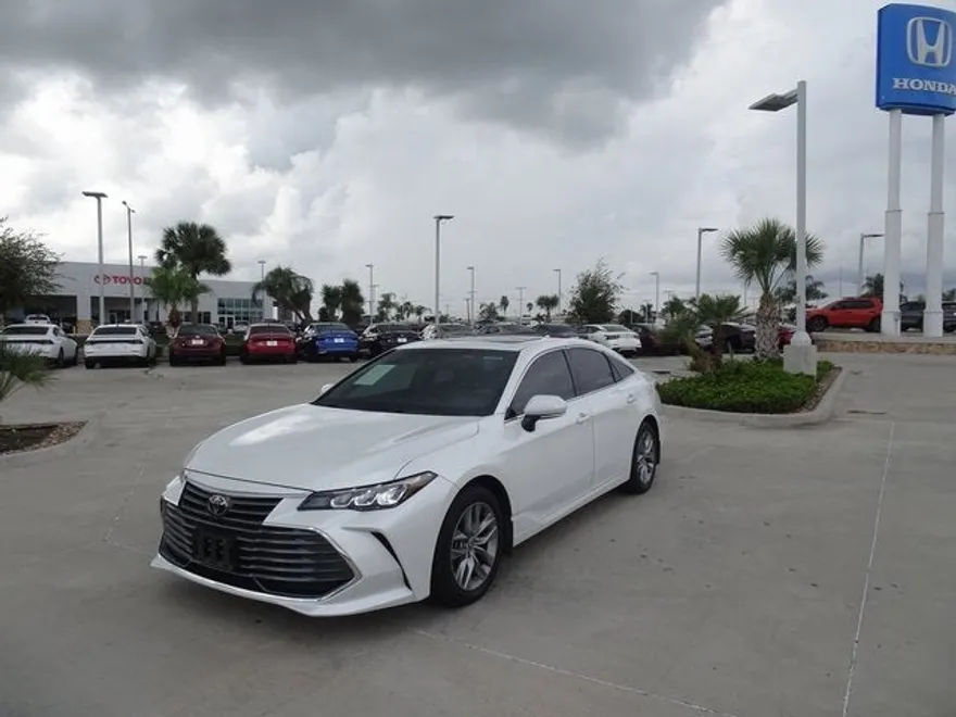 2022 Toyota Avalon XLE photo 1