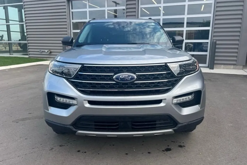 2023 Ford Explorer XLT photo 1