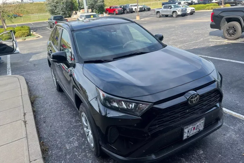 2019 Toyota RAV4 LE photo 1