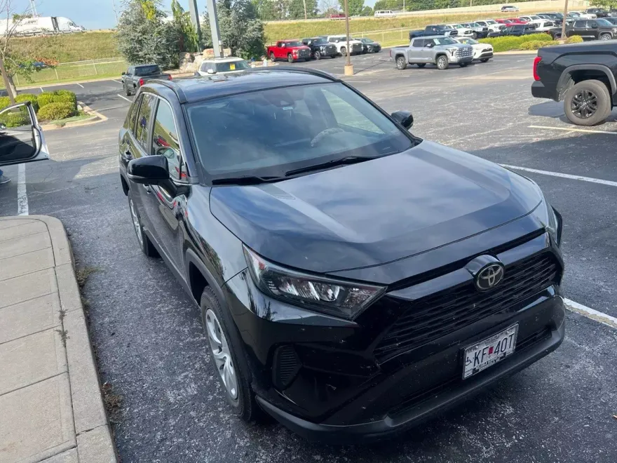 2019 Toyota RAV4 LE photo 1