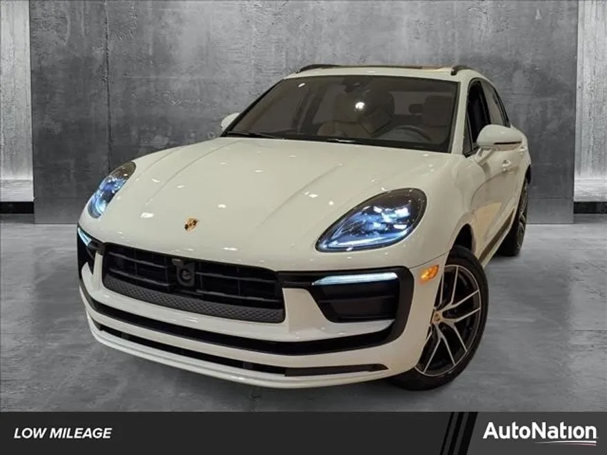 2025 Porsche Macan T photo 1