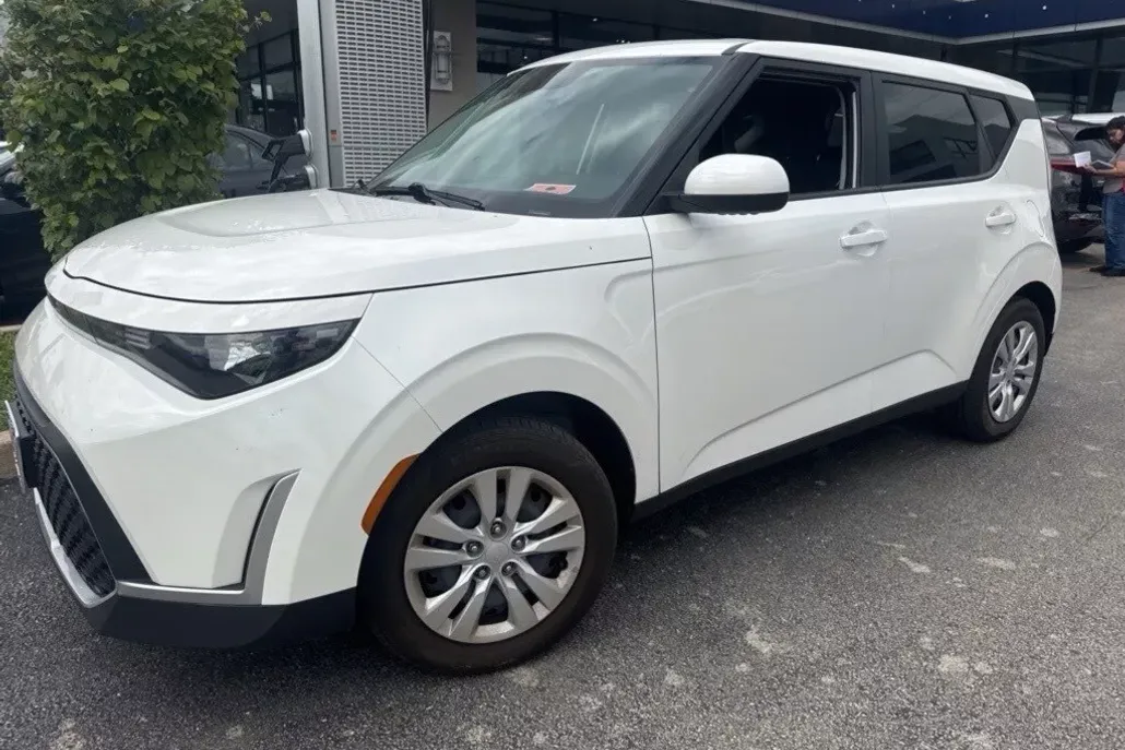 2023 Kia Soul LX photo 1