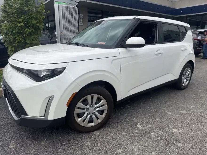 2023 Kia Soul LX photo 1