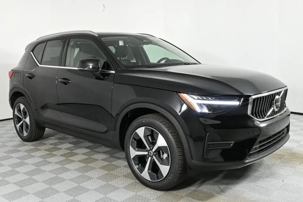 2025 Volvo XC40 Core photo 1