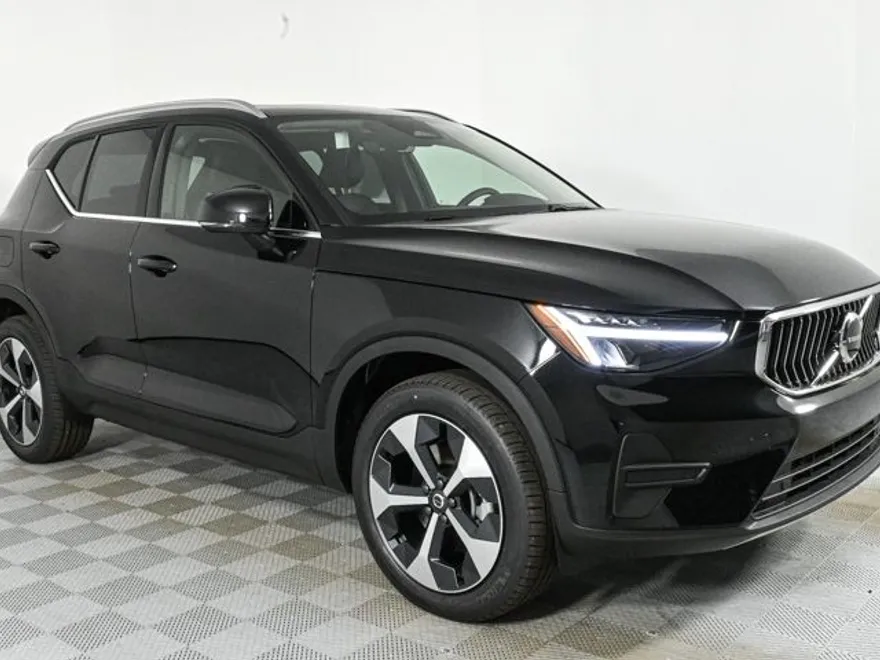 2025 Volvo XC40 Core photo 1
