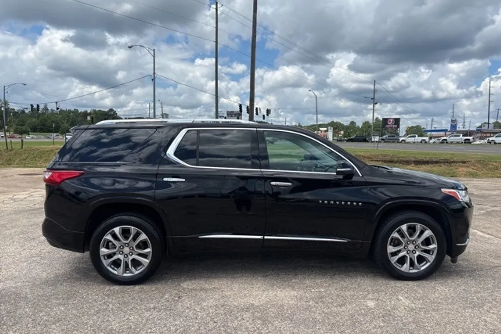 2021 Chevrolet Traverse Premier photo 1