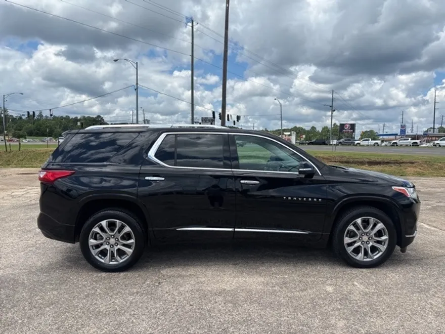 2021 Chevrolet Traverse Premier photo 1